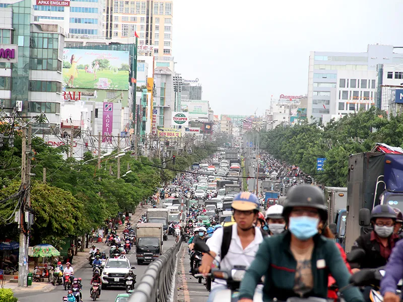 Trên đường Cộng Hòa hàng ngàn phương tiện bắt đầu di chuyển khó khăn